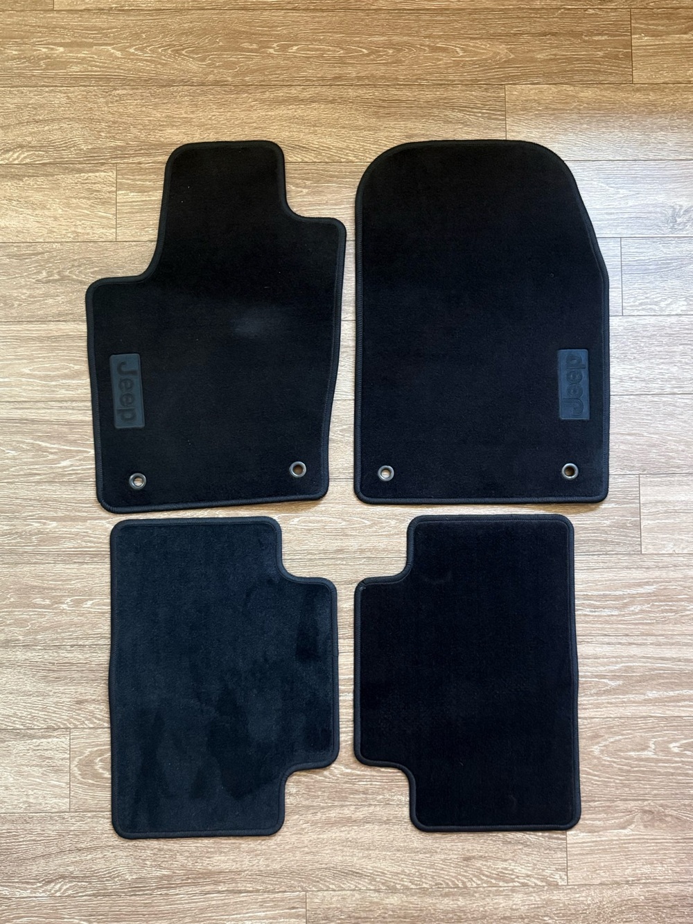 Jeep Grand Cherokee Carpet Floor Mats- Black 4 pc Set